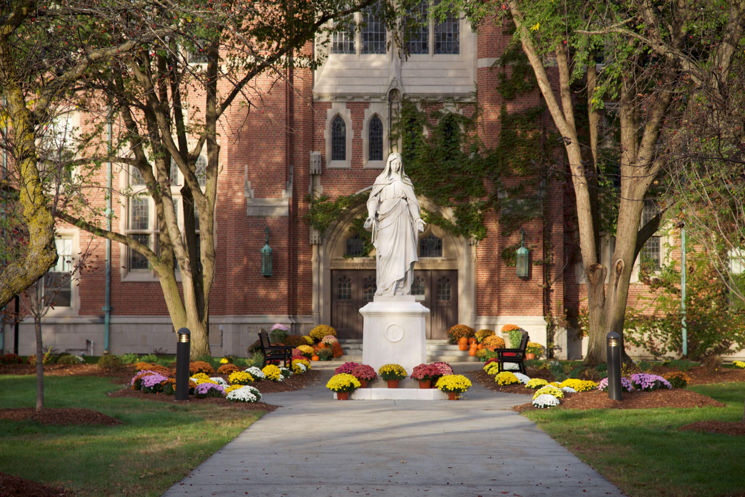伯奇曼斯大厅前的玛丽雕像