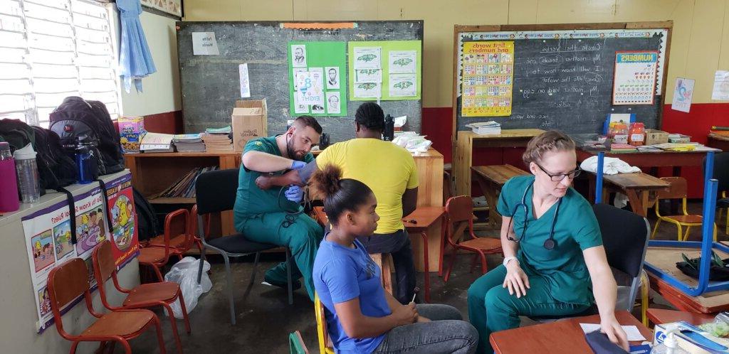 在牙买加，护理学加速第二学位课程的学生在帮助病人